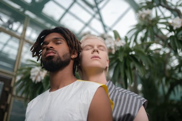 How Can Participatory Music Making in Community Settings Improve Social Bonds?